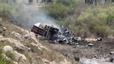 卡車墜谷起火冒煙。（圖／路透社）