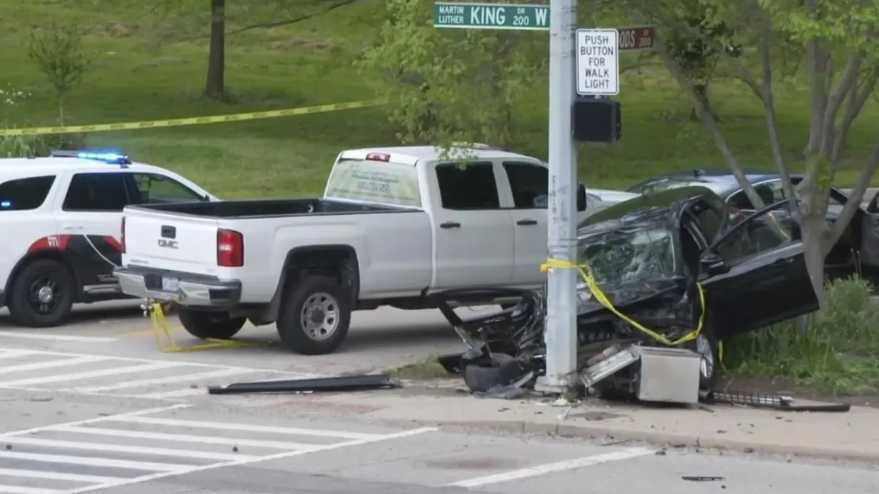 美國一名遭警槍殺的少年父親開車撞死一名副警長。（圖／美聯社）