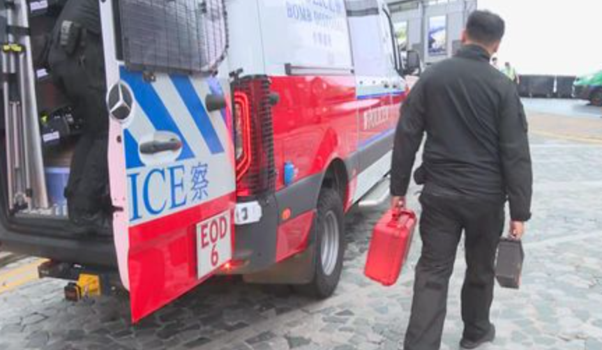 今日(2日)下午3時46分，警方接獲一名途人報案，指於山頂盧吉道與夏力道交界發現一枚5厘米乘10厘米的二戰時期英軍手榴彈。警方大為緊張，封鎖附近50米範圍，並召爆炸品處理課人員到場安全引爆(無綫新聞畫面)