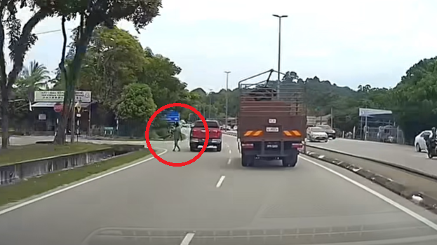 車cam拍到男子馬路中心憑空冒出 網驚呼「沒有影子」瀏覽瞬破百萬(有片)
