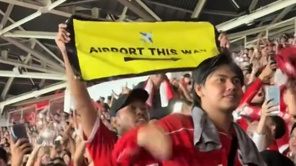 印尼球迷高舉「機場這邊走」嘲諷中國出局。(影片截圖)