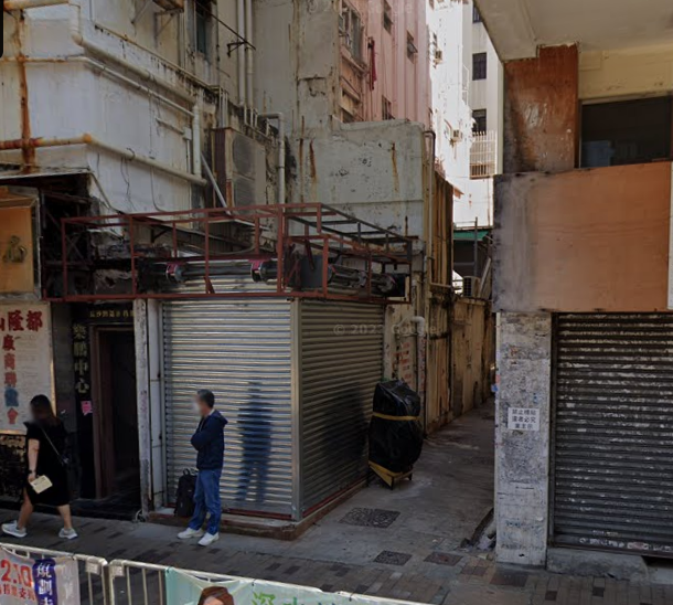 一名年約50歲男子倒臥於長沙灣道138號後巷當場不治。(GoogleMap截圖)