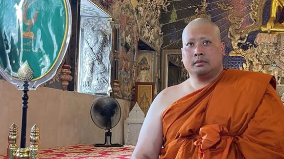 泰王次子突被驅逐出境 疑「奪儲」失敗 警包圍寺廟押往機場