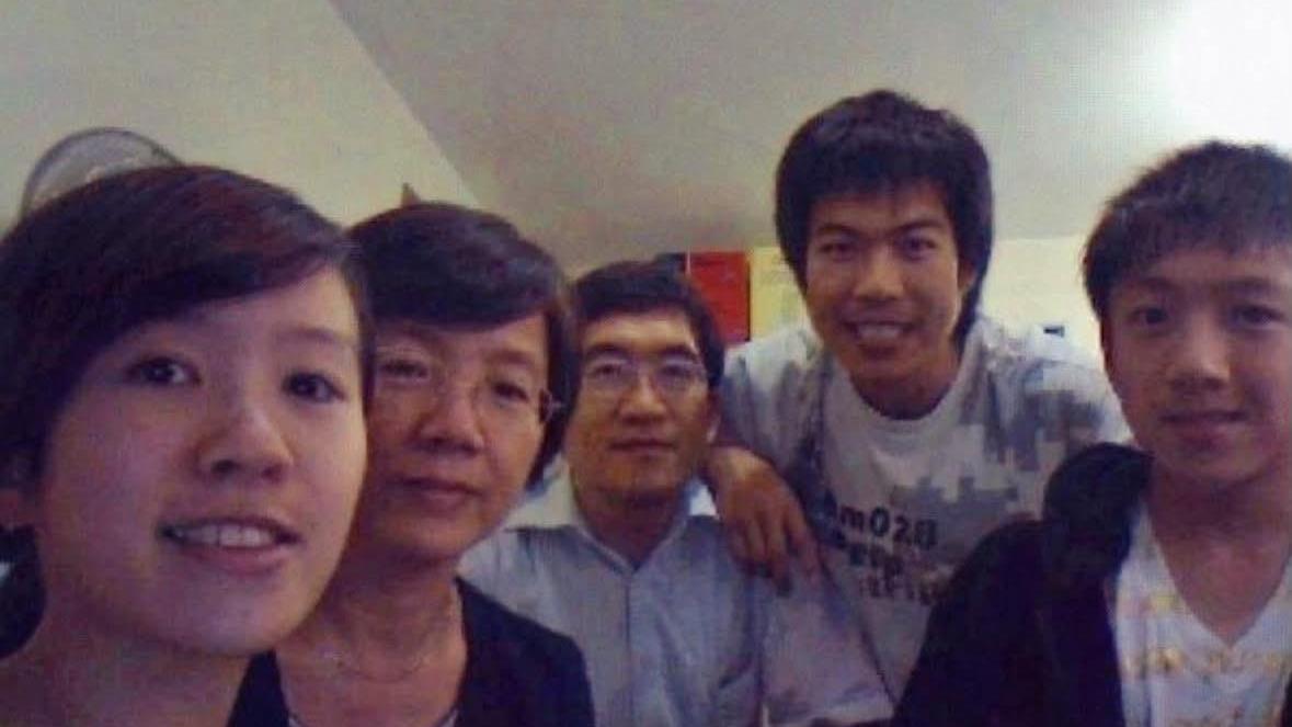 阿Mo李啟言以口頭指揮與父母玩築圍牆棋 重拾親子互動