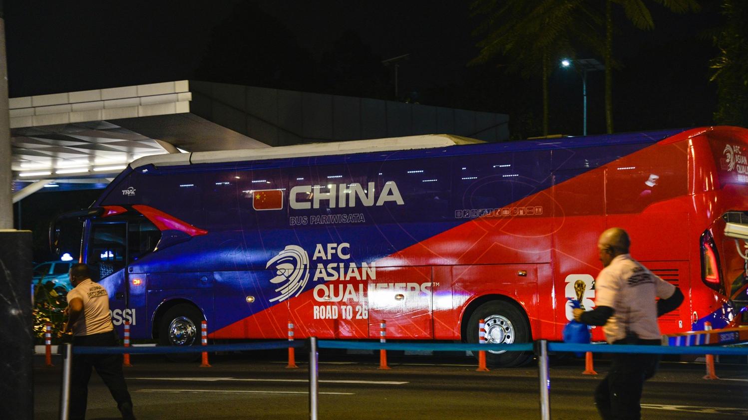 中國隊抵達印尼備戰世界盃外圍賽。(新華社)