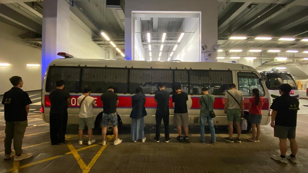 油麻地搗破釣魚機賭檔，10男女被捕。(警方相片)