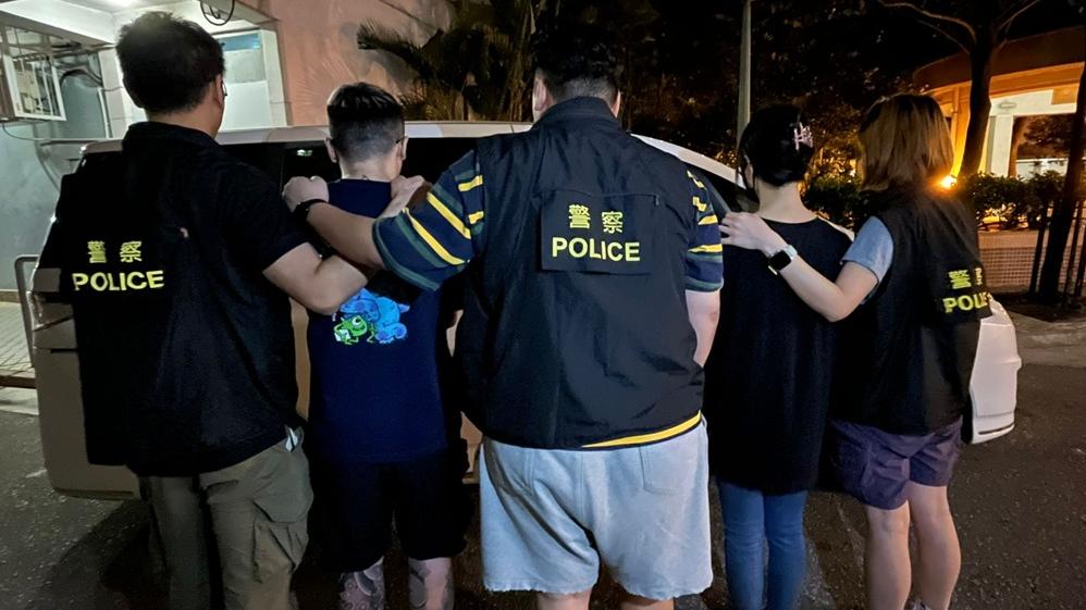 黃大仙住宅檢獲電子煙槍及含尼古丁煙彈，拘捕一男一女。(警方相片)