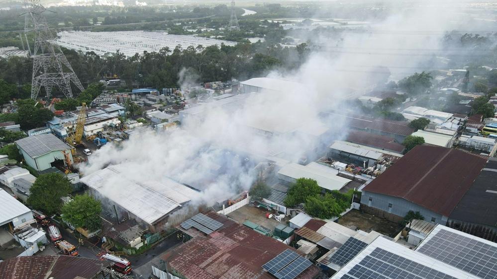 錦田逢吉鄉路迷你倉起火，1名居民疏散期間跌倒受傷。(網上圖片)