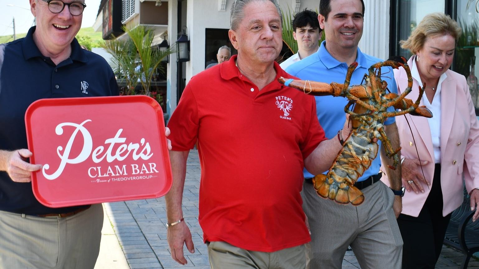 餐廳為慶祝父親節，放生110歲老龍蝦。(X)