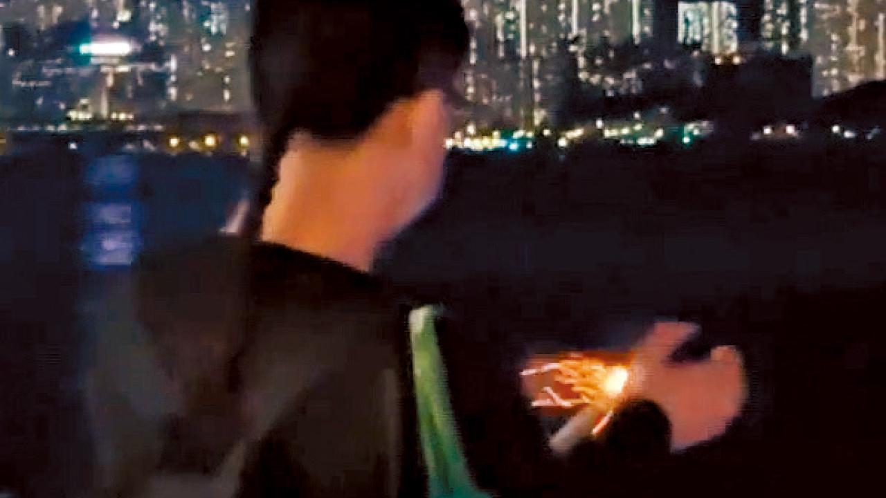涉尖沙咀海濱放煙花 21歲內地男被捕