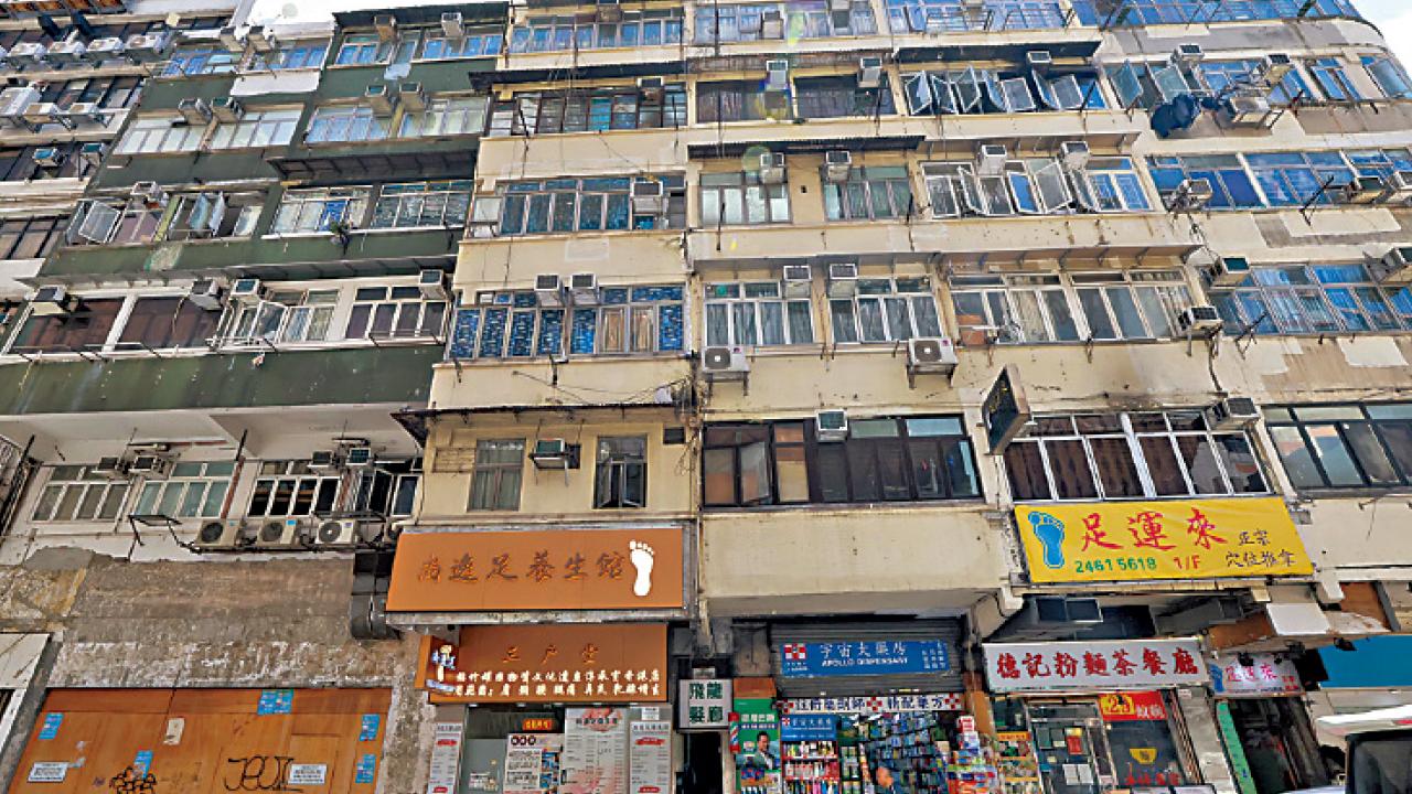 49歲越南女失蹤 疑遭殺害 長沙灣劏房濺血跡 警堆填區搜證 通緝非華裔男子 拘25歲女涉協助逃犯