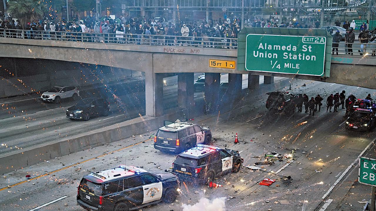 洛杉磯反搜捕非法移民示威衝突升級 特朗普「擅派」國民警衛隊火上加油