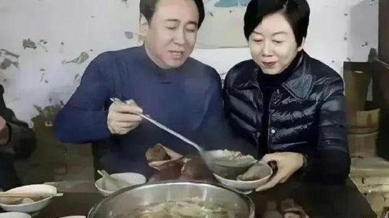 內地前首富恆大創辦人許家印(右)與前妻丁玉梅(左)。(資料圖片)