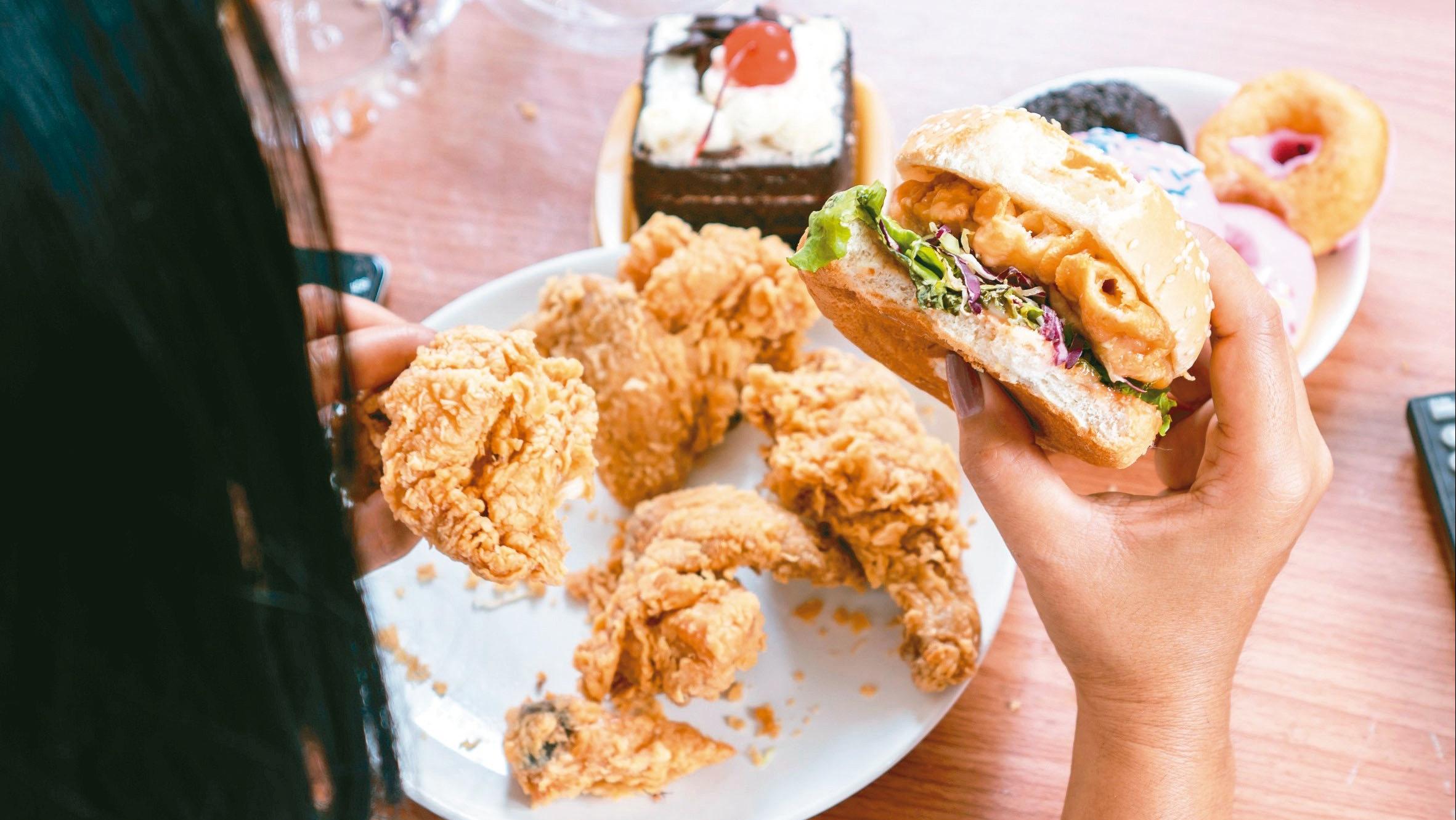 專家提醒，吃得太快不僅可能導致食物卡在喉嚨或消化不良，也容易在大腦發出吃飽的訊號前吃下過量的食物，進而對健康造成危害。