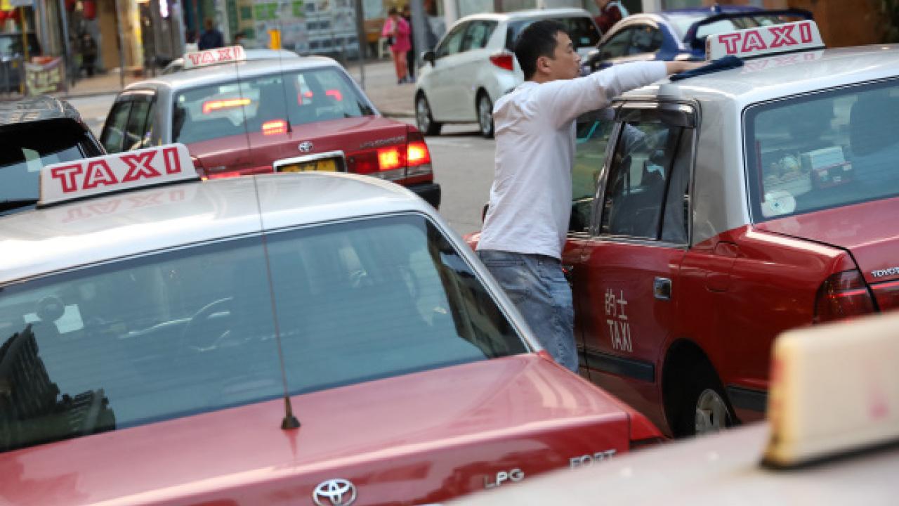 修正對的士牌價預測