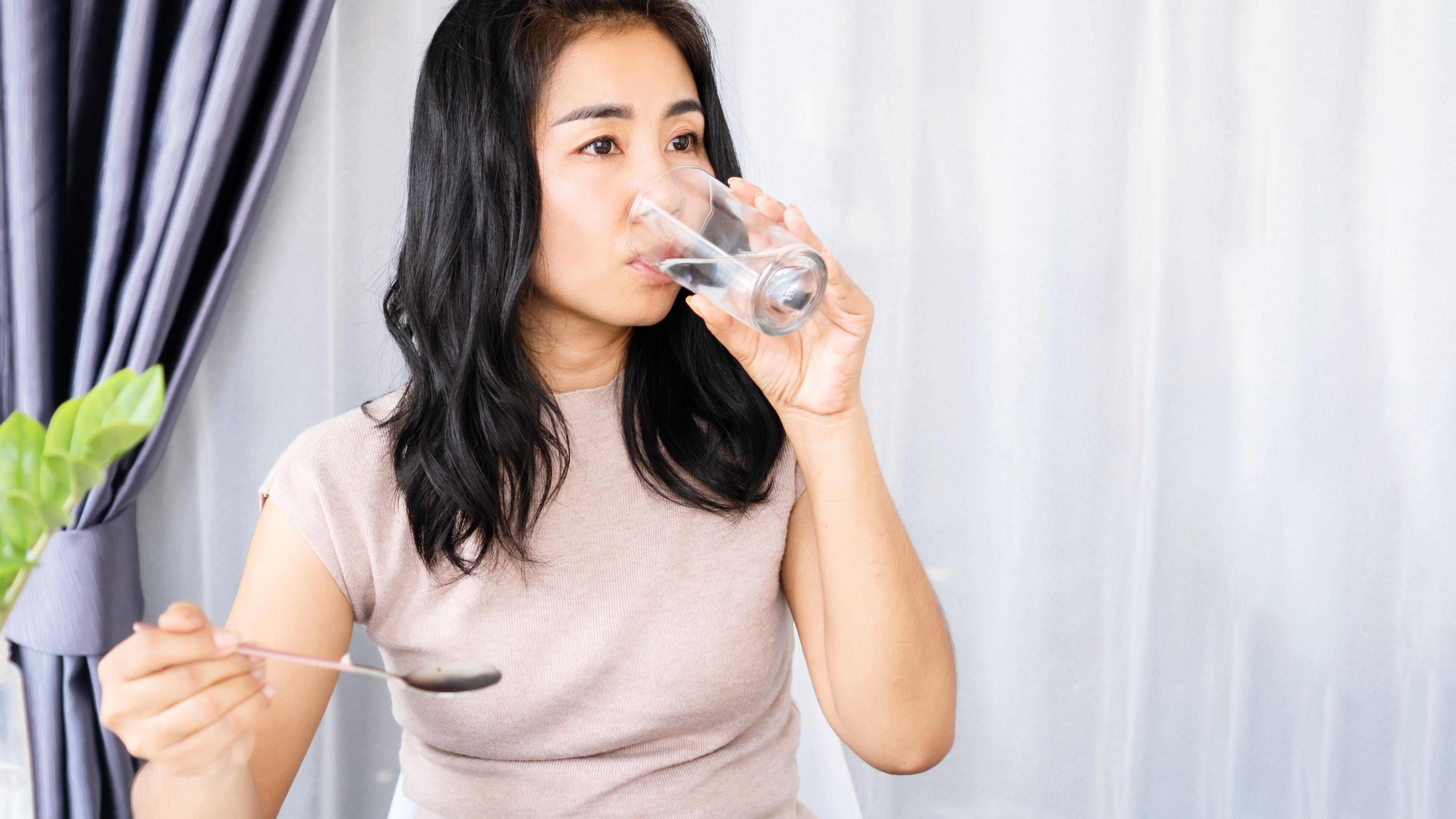 吃飯 喝水 便秘 難消化 通便秘 胃酸濃度 胃酸 假性口渴 口渴