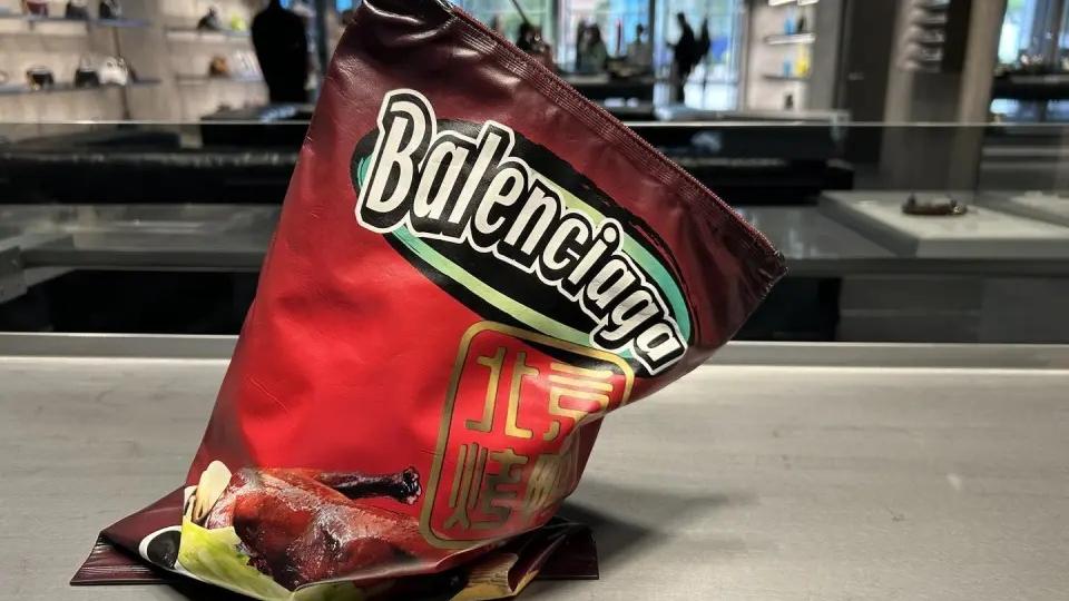 巴黎世家「北京烤鴨包」