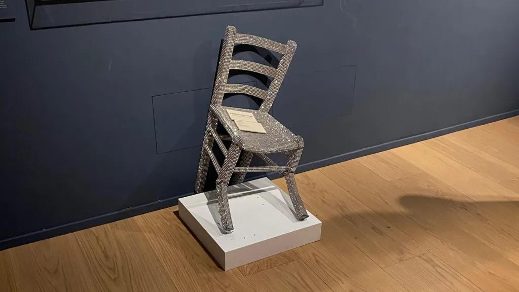 遊客打卡坐爛Swarovski水晶椅 數千水晶砌成價值39萬 意大利博物館公開事發片段(有片)