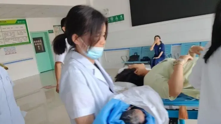 湖北女肚脹以為吃太飽　獨自騎車看醫生竟當場生下男嬰