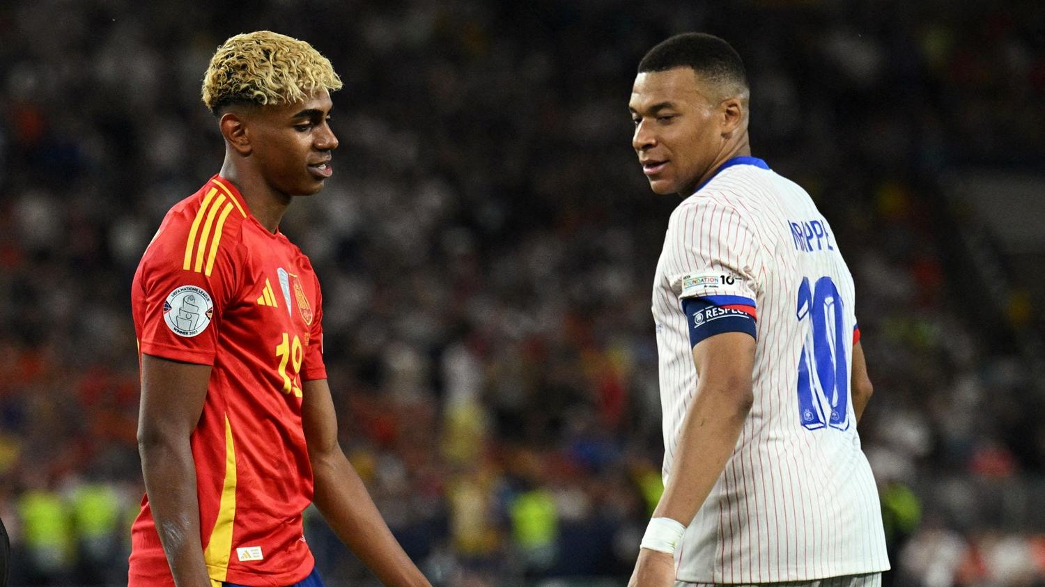 耶馬爾與麥巴比在歐國聯碰頭，耶馬爾的兩個入球帶領西班牙贏法國5:4。(路透社)