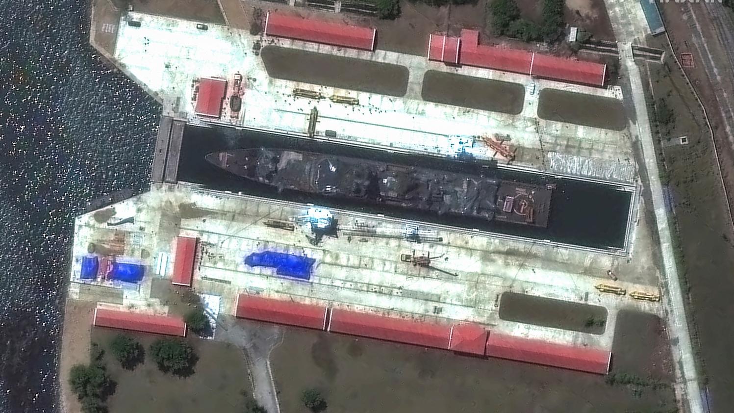 下水受損的北韓艦艇被發現停在鄰近俄羅斯的羅先市。(路透社)