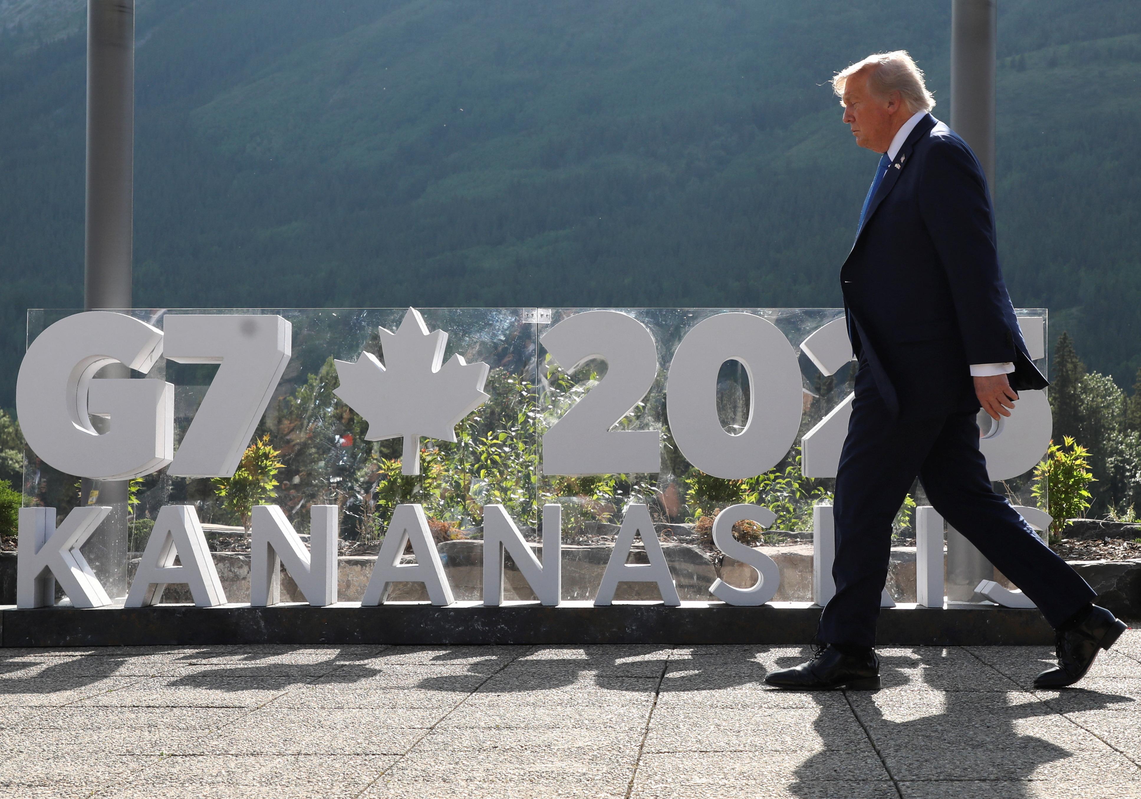 美國總統特朗普周一（16日）在社交平台發文呼籲伊朗首都德黑蘭所有居民立即撤離，更罕有地提早離開在加拿大舉行的七大工業國（G7）峰會返美。(路透社)