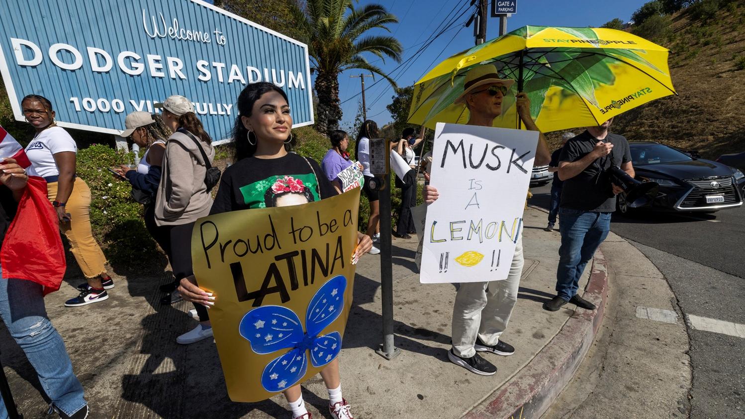 道奇球場外有反對美國移民局的示威。(路透社)