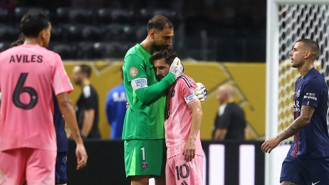 美斯與舊隊友的當拿隆馬賽後擁抱。(路透社)