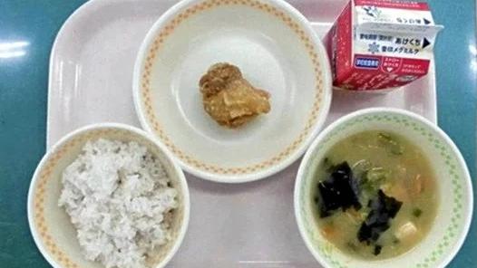 福岡市一間小學的飯菜，因為得一粒炸雞在網上被批評。(網上圖片)