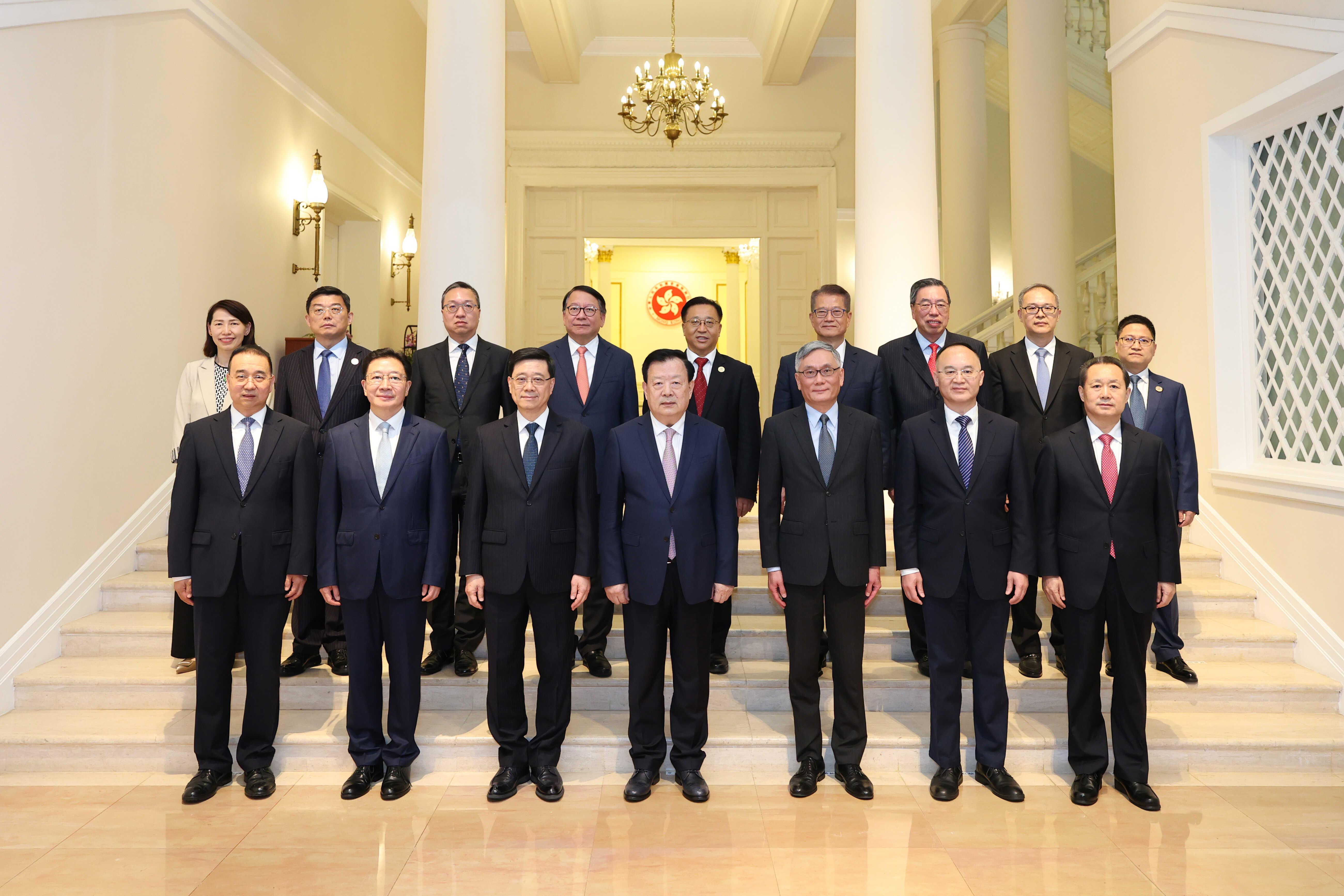 夏寶龍前往禮賓府與行政長官及特區行政、立法、司法機構負責人見面，並與特區政府高層官員座談。