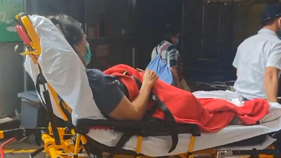 何文田發生男子襲擊案，一名男子毆打老婦。（有線電視新聞截圖）