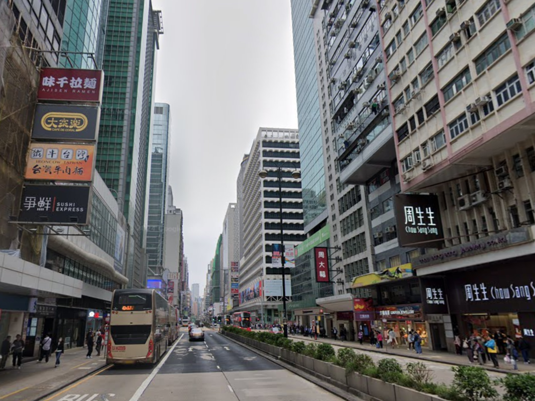 旺角男子遭人從後扯奪半條金鏈，非華裔賊得手後逃去。(Google街景截圖)