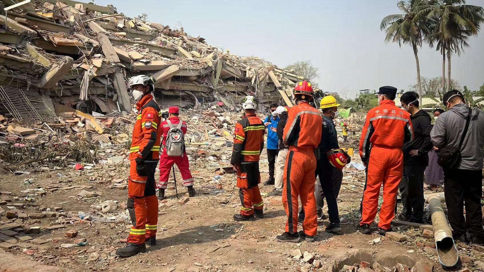 緬甸地震｜特區救援隊與國家救援隊在一受災區域進行首次聯合行動。(保安局FB)