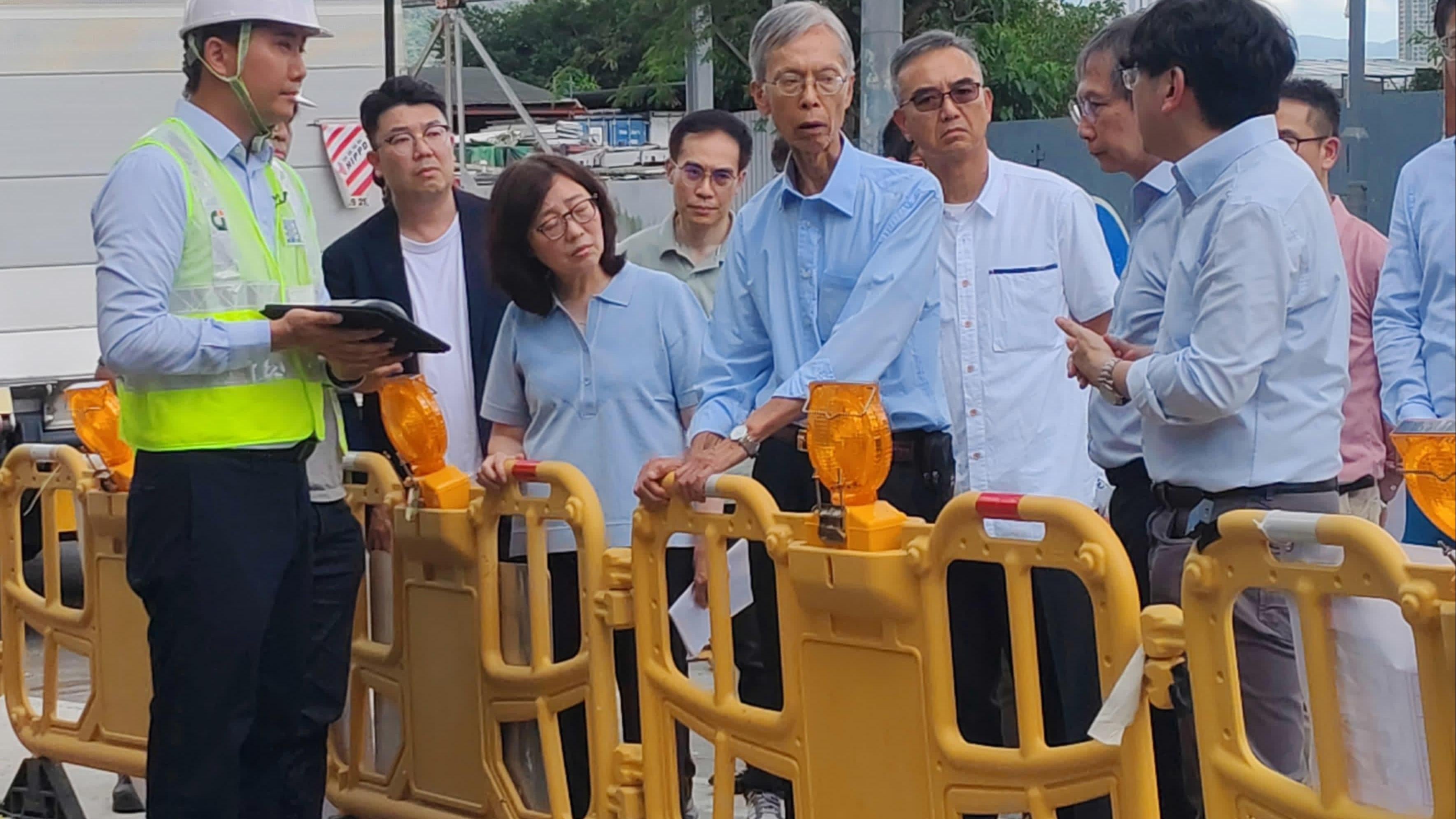 甯漢豪(左三)視察皇后山邨供水系統