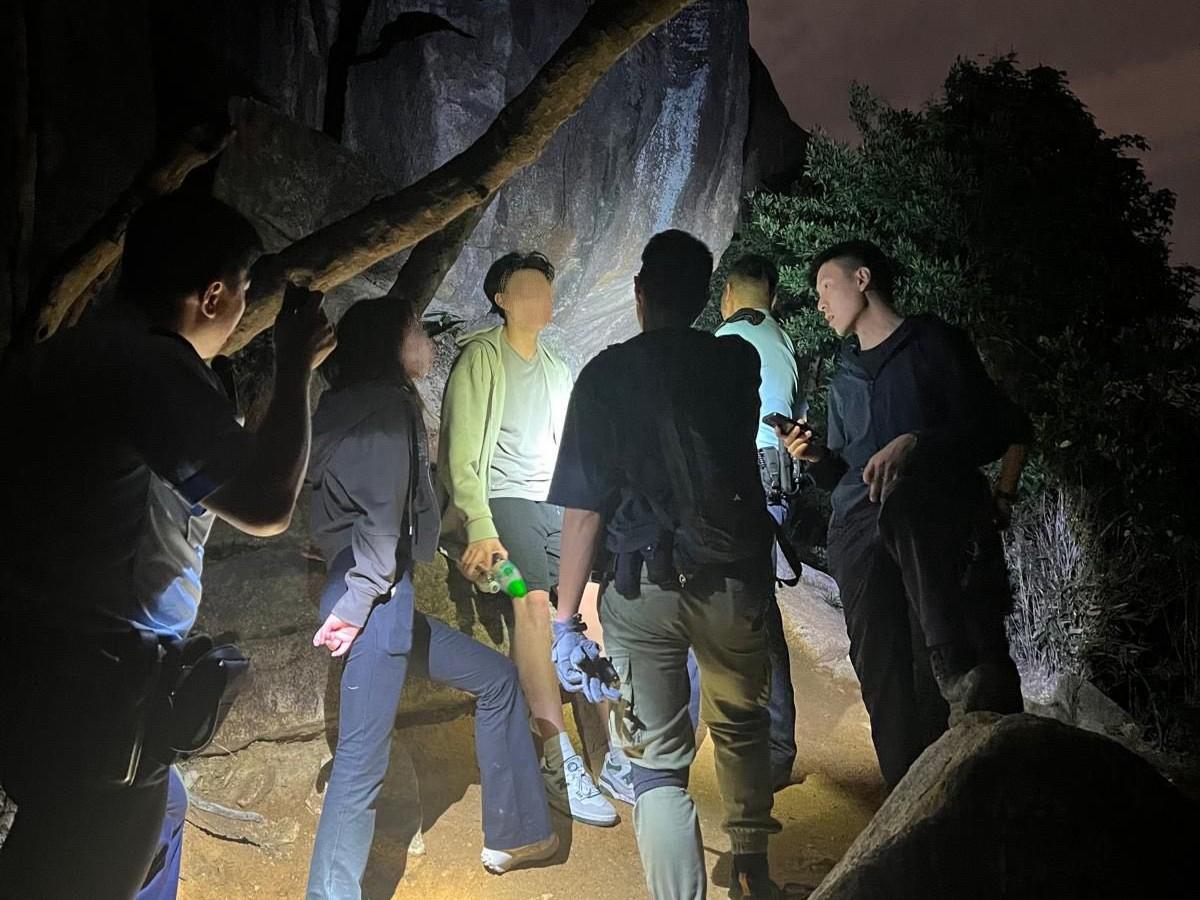 北角紅香爐峰兩旅客入夜迷路，警方無人機助尋回。(香港警察Facebook)