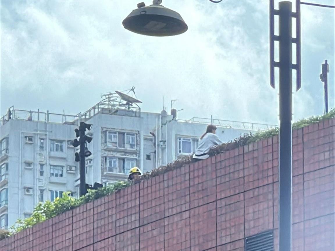沙田新城市廣場女子危坐天台，獲救送院。(香港突發事故報料區2.0)