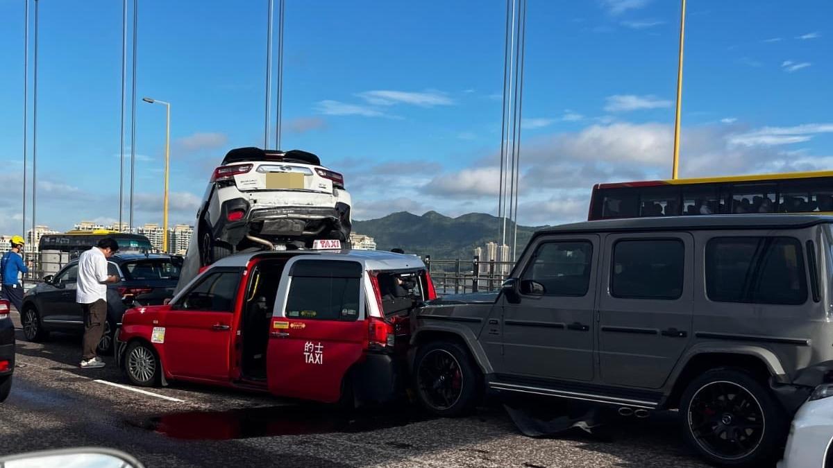 青馬大橋發生5車串燒車禍，車叠車3人傷。（fb「車cam L（香港群組）」圖片）