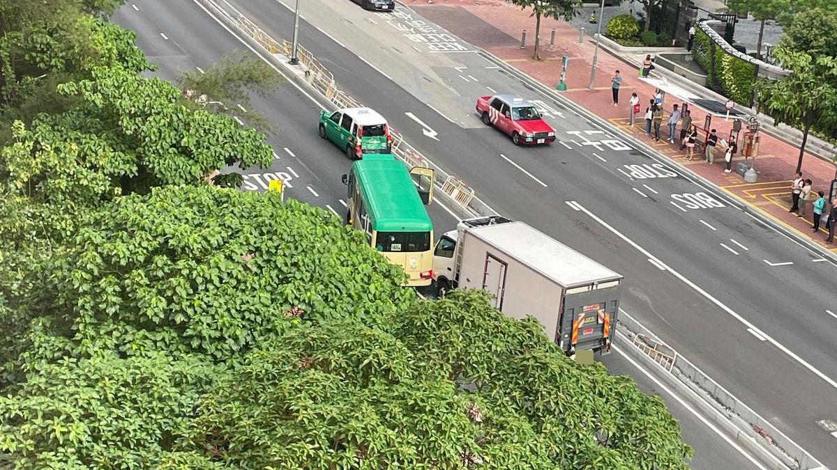 屯門黃金海岸發生3車相撞意外。（fb「馬路的事 (即時交通資訊台)」圖片）