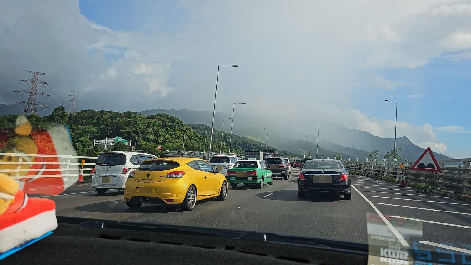 粉嶺公路往九龍數車相撞 疑有10人輕傷　包括10個月大嬰兒