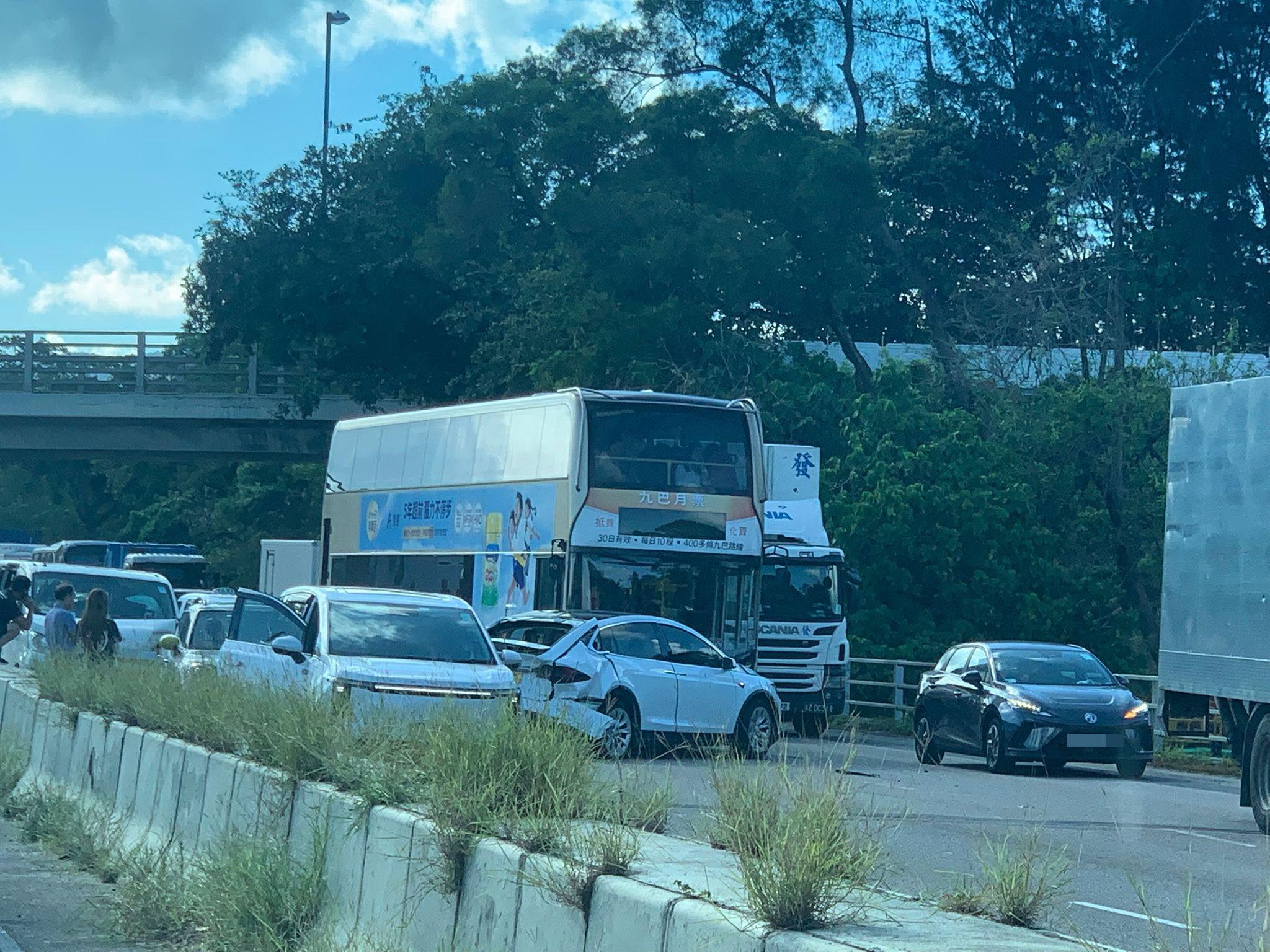 粉嶺公路5車相撞部份行車線封閉，3巴士線改道。(馬路的事 (即時交通資訊台))