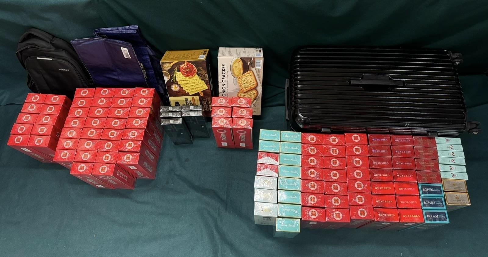 39歲女旅客攜2.3萬支私煙入境，判囚4個月及罰款2000元。(政府新聞處)