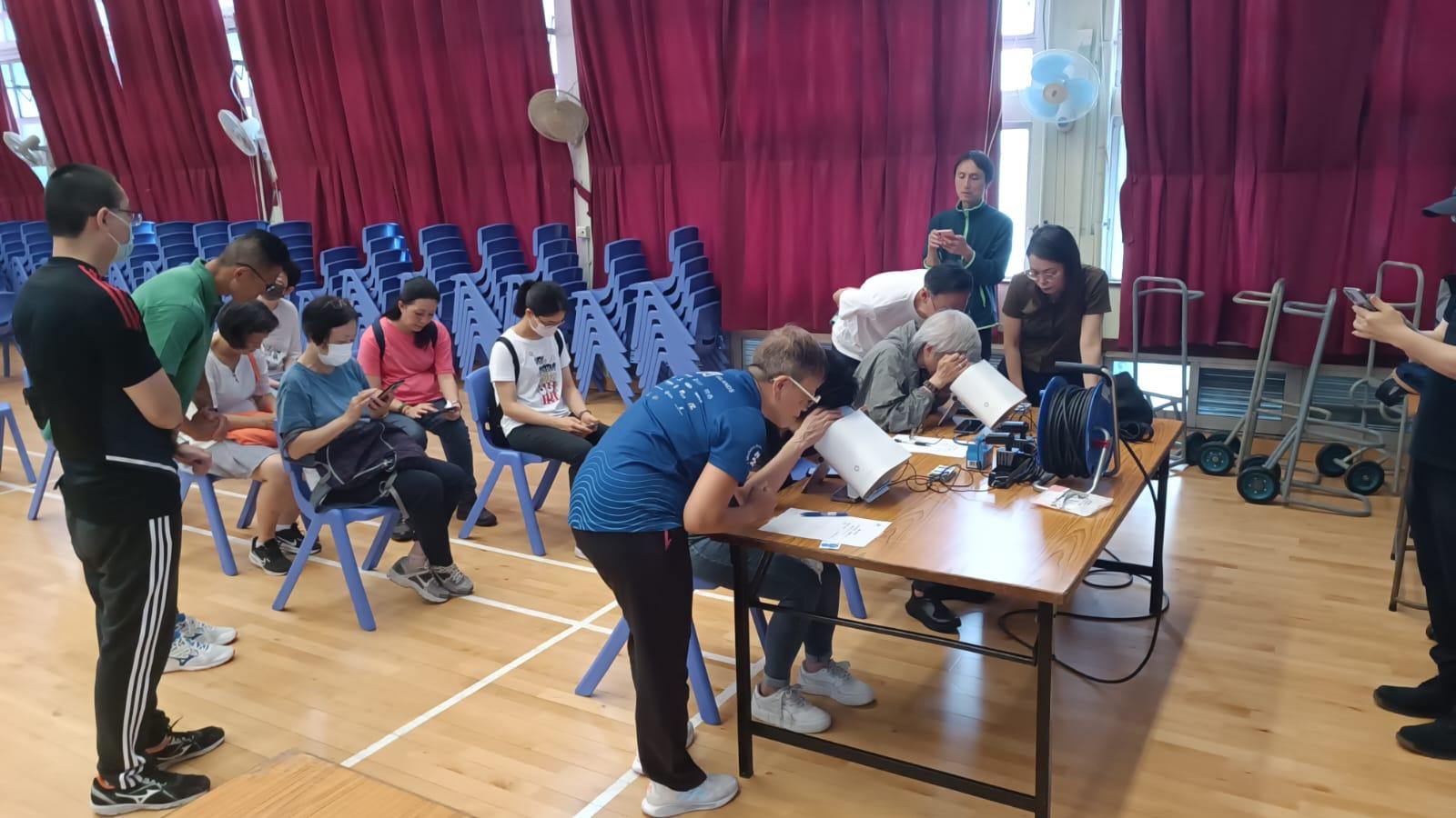 參加者只需花一兩分鐘拍攝一張眼底照片，五分鐘內即可評估9種慢性疾病風險和多種眼疾風險。