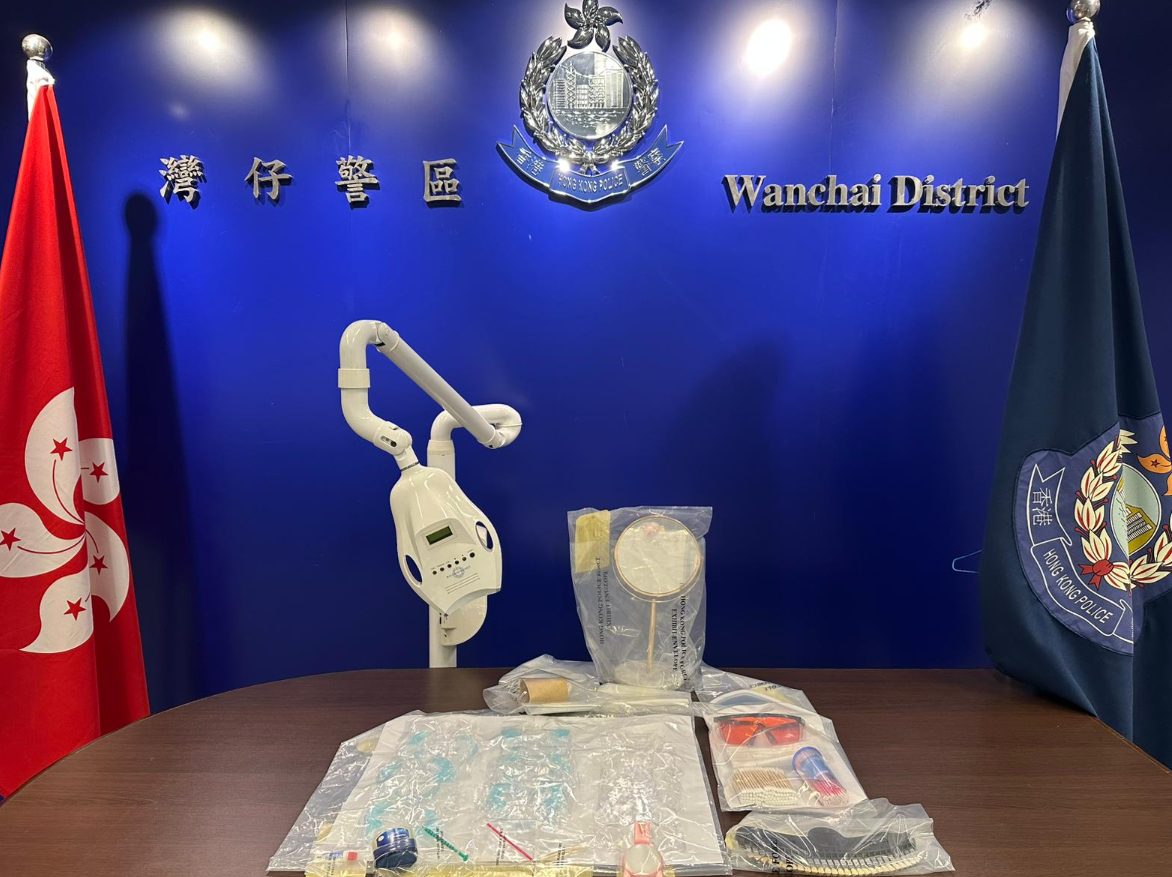 灣仔雜項調查隊人員聯同衞生署採取行動，派出警員喬裝顧客，在灣仔一商廈內搗破一間提供非法牙齒美白服務的店舖，拘捕兩名女子，涉嫌「未經註冊而以牙醫身份執業」，並於該店舖內檢獲用作美白牙齒的工具及藥物。(警方圖片)