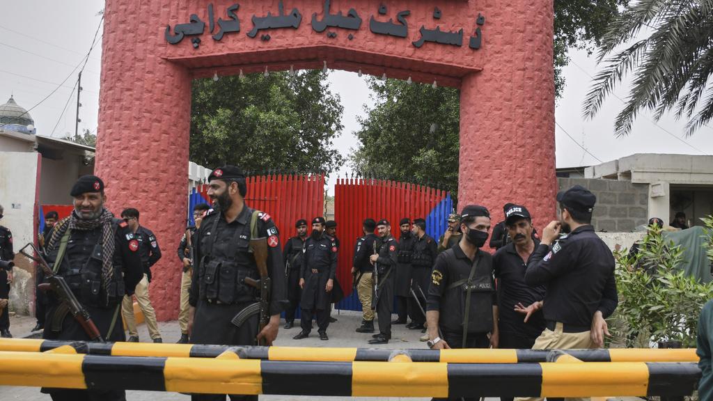 特種部隊與警員封鎖事發的監獄。(美聯社)