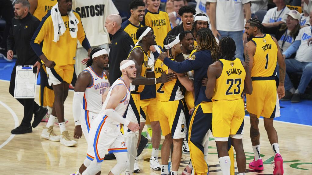 夏利貝頓最後0.3秒得手，帶領溜馬總決賽第一場以111:110擊敗雷霆。(美聯社)