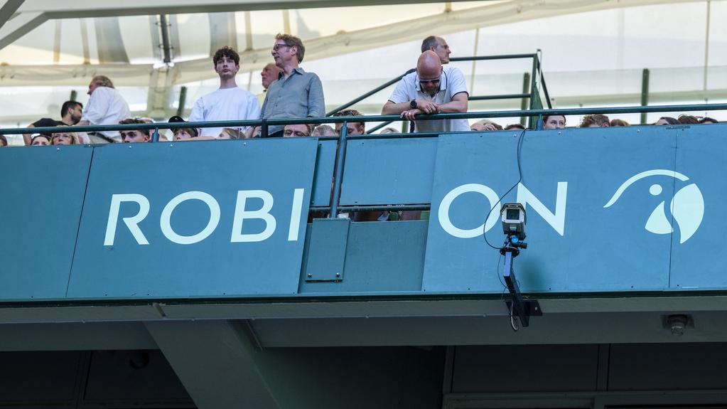 德國哈雷網球賽的一塊廣告板脫落，擊中一名觀眾。(美聯社)