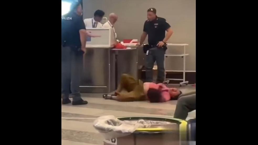 華人大媽米蘭機場滾地哭鬧 疑手提行李不符規定(有片)