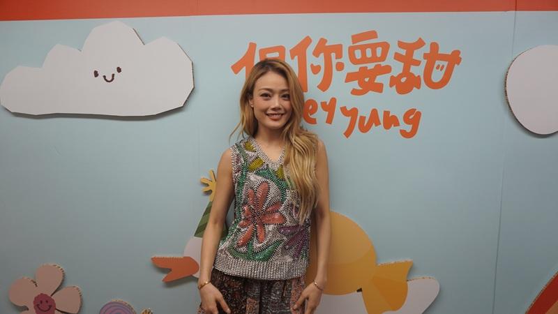 容祖兒派糖宣傳新歌 數百粉絲包圍糖果車