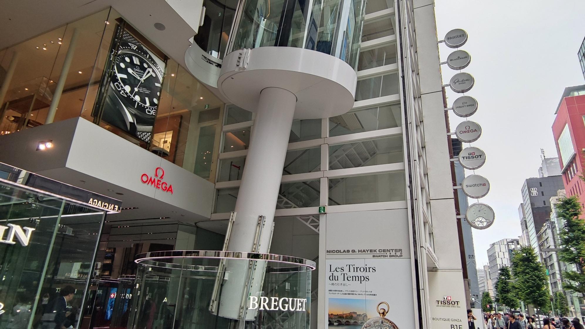 東京Swatch大樓升降機傾斜。(X)