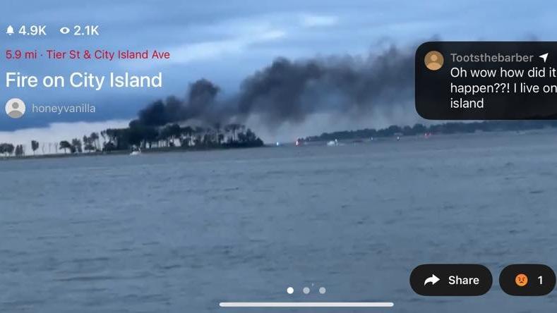 紐約布朗克斯區哈特島附近一艘渡輪突然起火，乘客被迫跳船逃生。(X@newschannel3now)